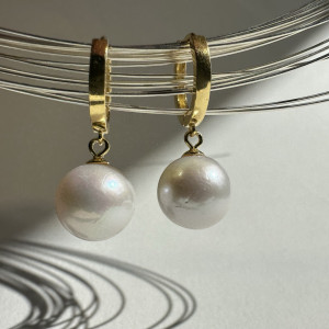 Earrings with natural pearls